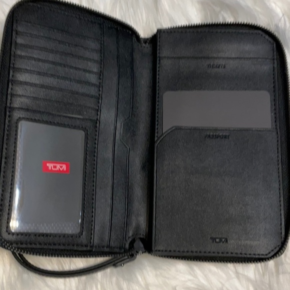 Tumi Vista travel wallet, Himalayan sky print - Picture 4 of 6